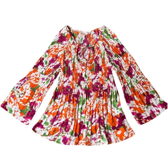 Like New Sunny Leigh Pleated Bell Sleeve Top Floral Size Large - Picture 2 of 9